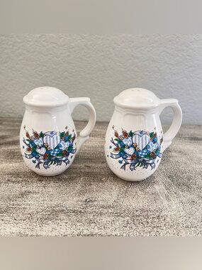 Vintage Tabletops Unlimited Salt and Pepper Shakers Blueberry Hearts Country